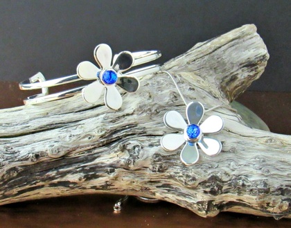 Silver Flower Bracelet: click to enlarge