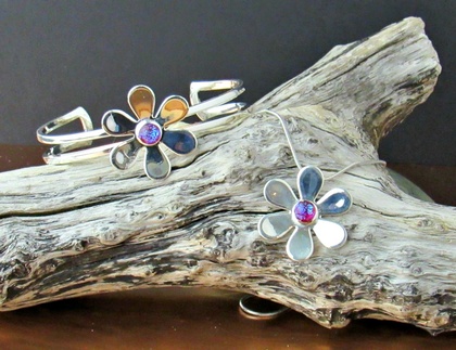 Silver Flower Bracelet: click to enlarge